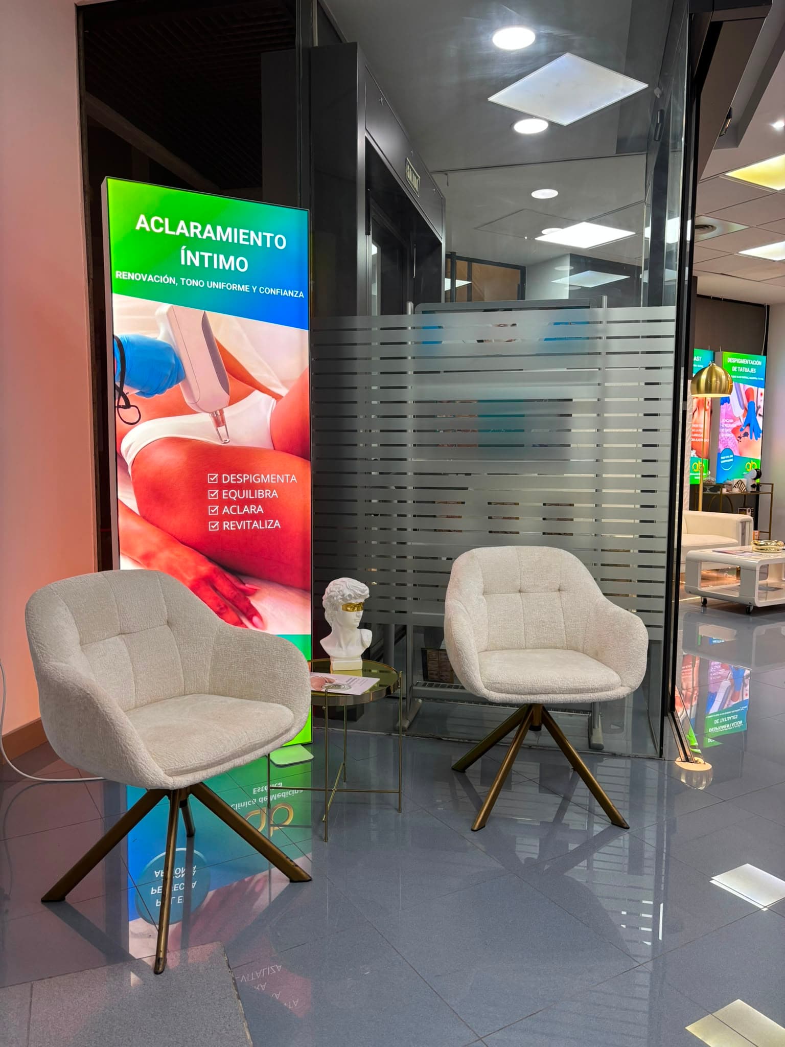 Sala de espera y recepción de AB Clínica de Medicina Estética en Castellón