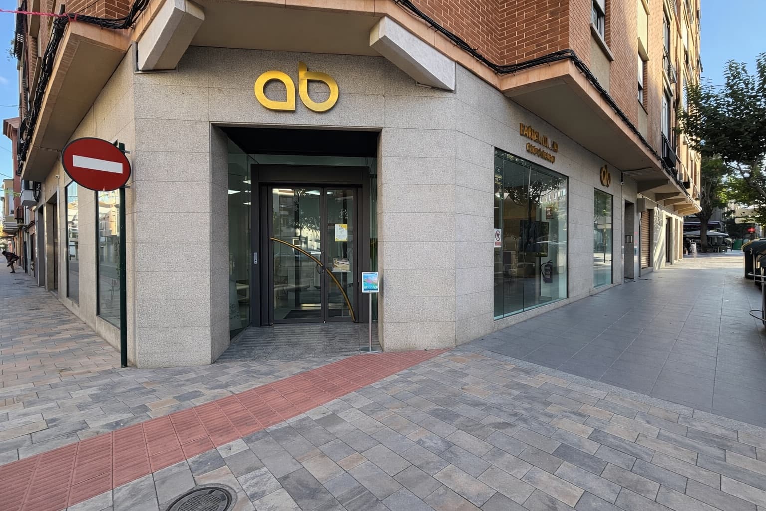 Entrada principal de la clínica de medicina estética AB en Castellón de la Plana